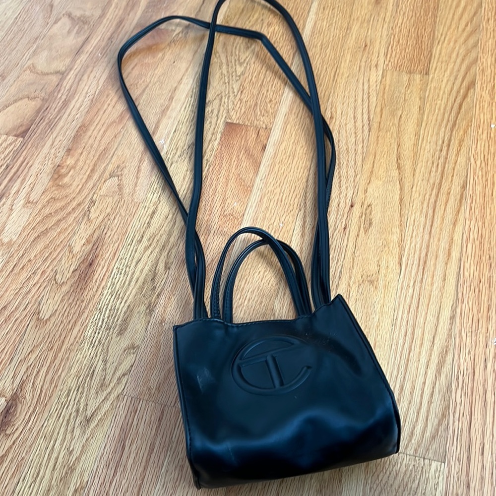 100% authentic telfar bag. Worn handful of times.